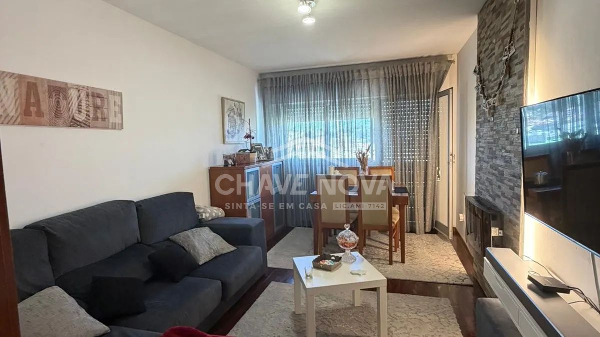 3-Bedroom Apartment in an excellent location next to the Metro and Municipal Swimming Pool with closed garage + storage