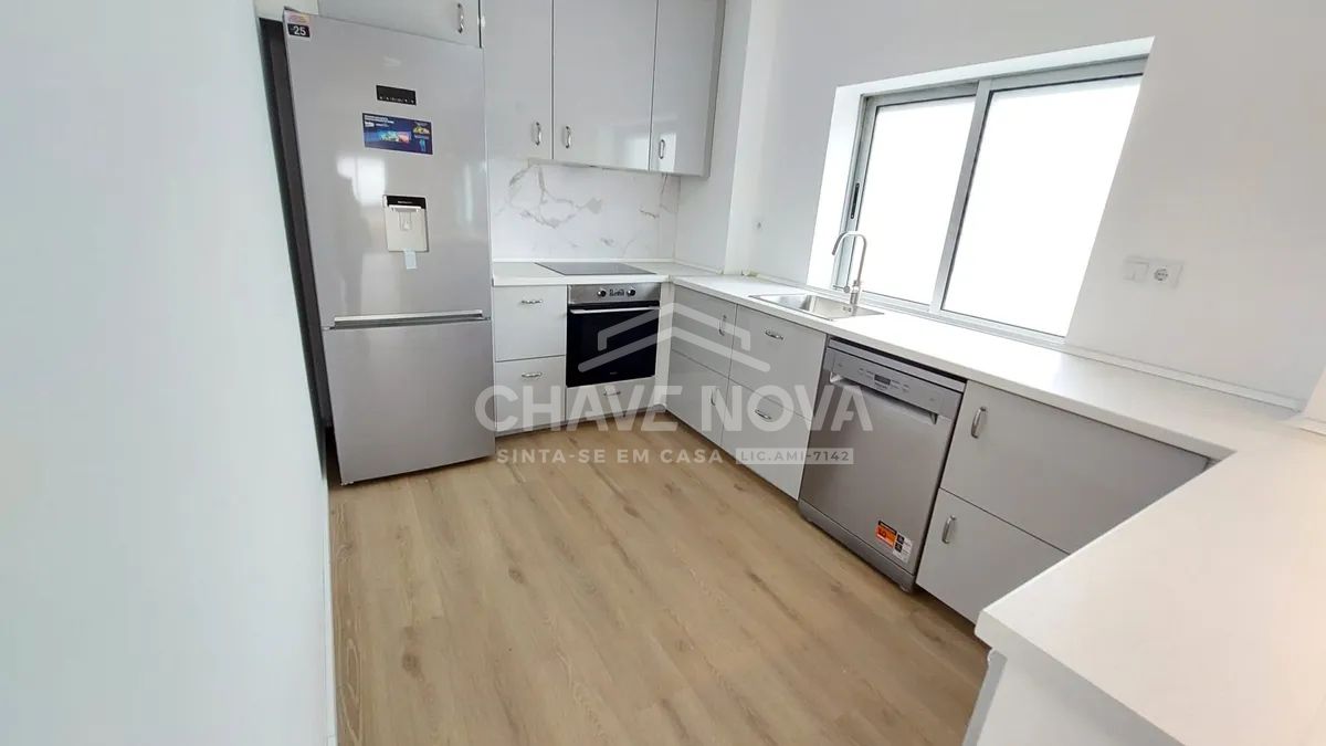 3-bedroom apartment near Praça Velásquez in Porto, completely renovated - 3