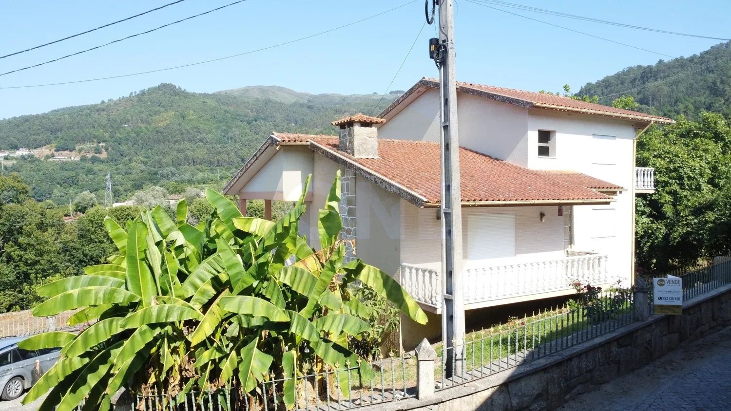 Moradia T4 com 980 m² de terreno em Souto – Terras de Bouro