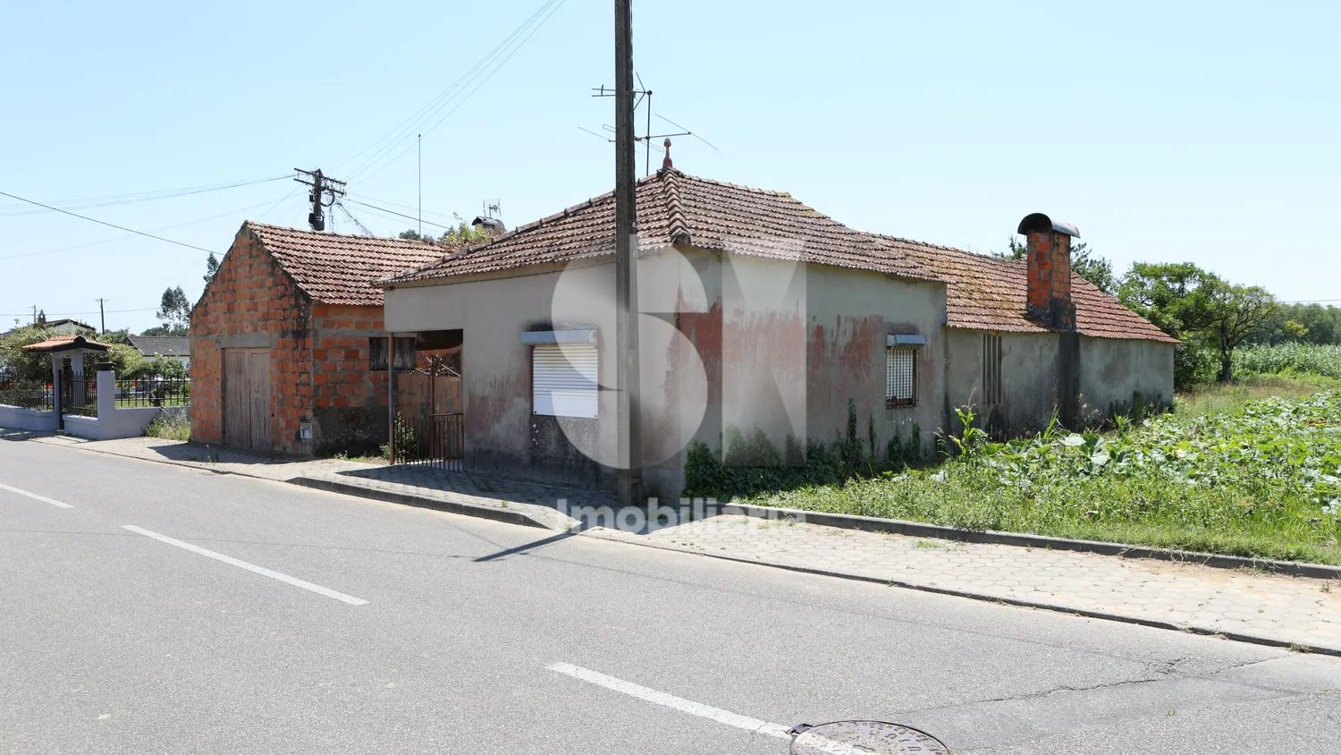 Moradia para recuperar em lote de 1.800 m2