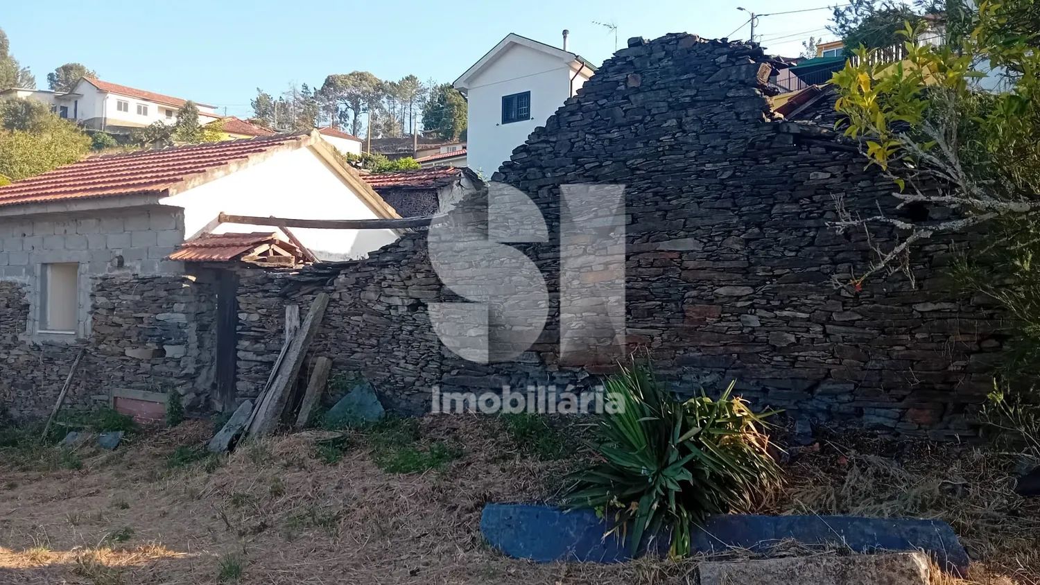 Moradia V3 para restauro completo | Investimento | Sobreira | Paredes