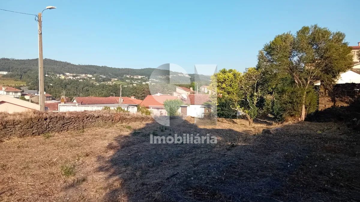 Moradia V3 para restauro completo | Investimento | Sobreira | Paredes