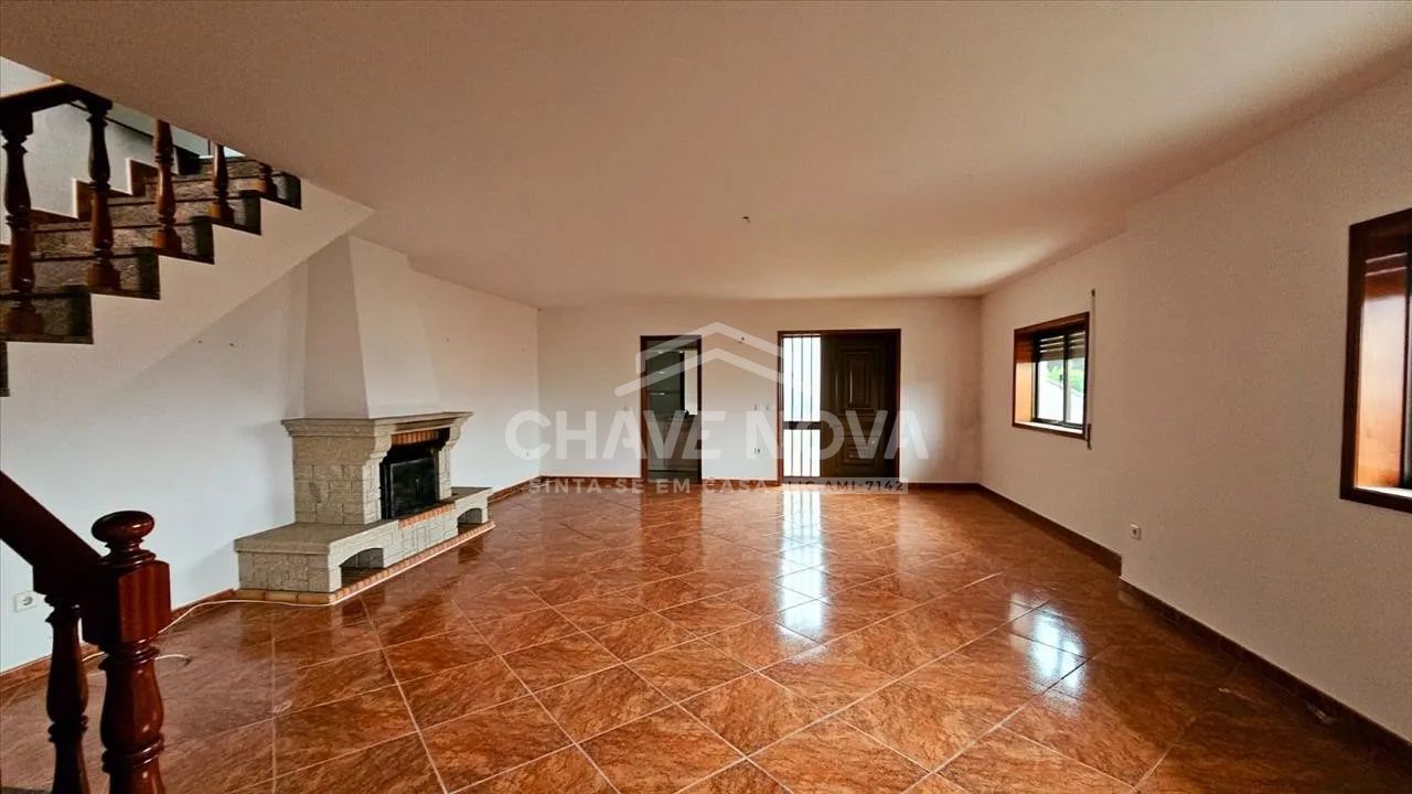 Moradia T3 Unifamiliar com Armazém Independente 