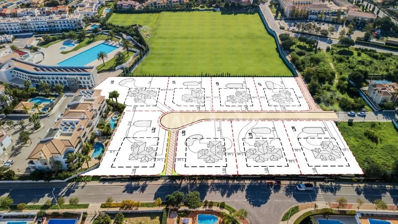  Lotes  c/ 200 m2 de área de construção + Cave + Piscina,  4 minutos da Praia de Porto Mós - Lagos