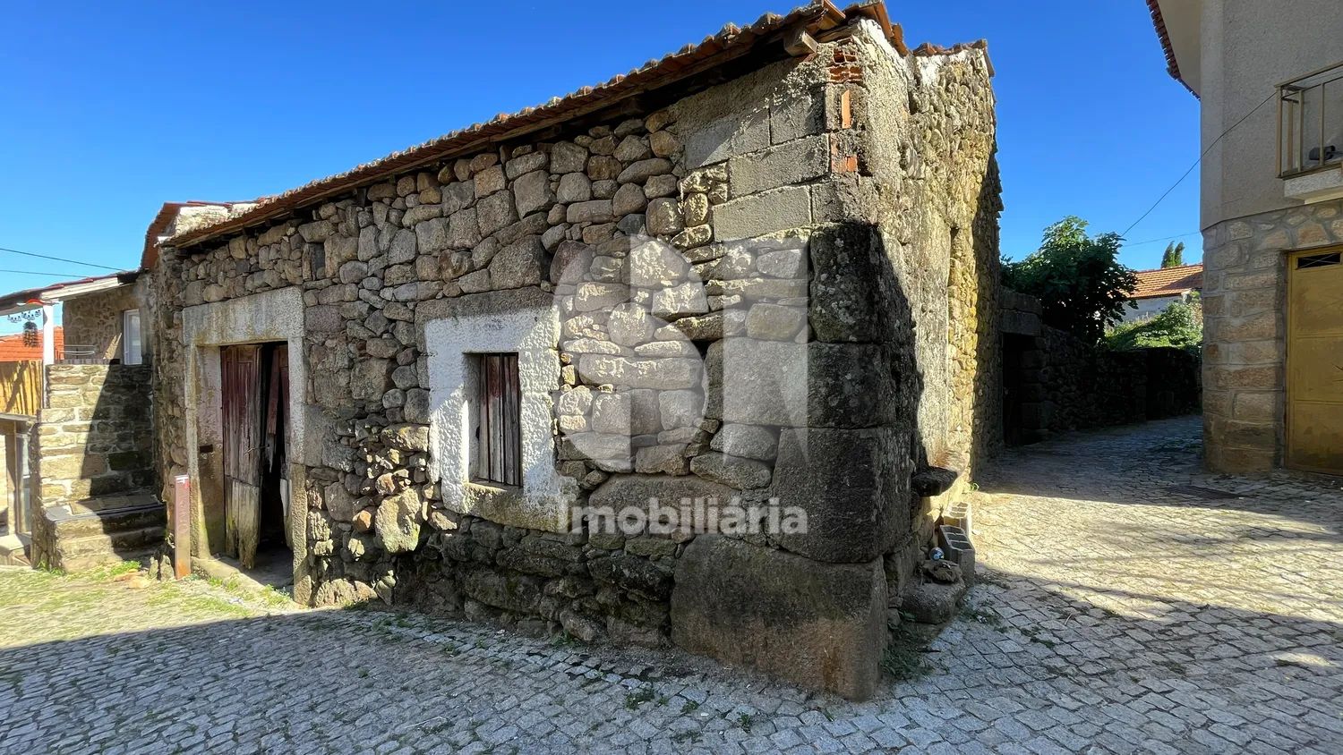 Ruínas para Recuperar com Terreno no Douro