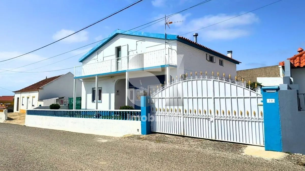 Moradia T2+T3 com Anexos e Garagem