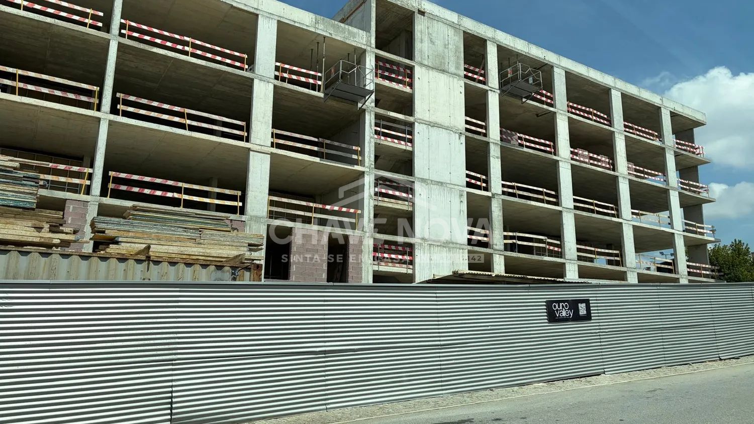 T1 NOVO - C/ Piscina , Varanda , Arrumos e L.Garagem 