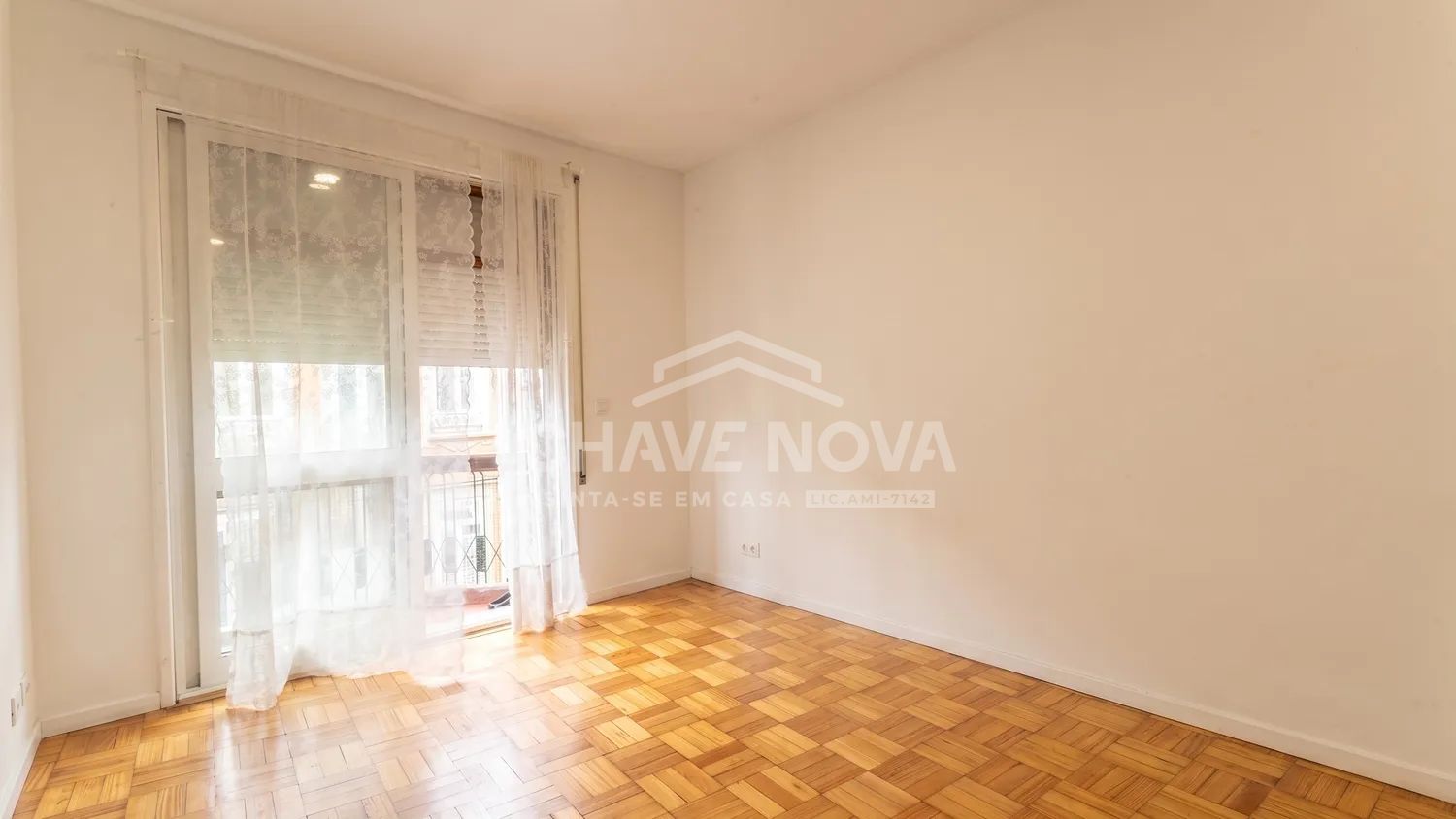 Apartamento T1 Renovado na Rua Antero de Quental, Porto - 2