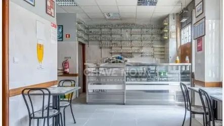 Loja de Rua com 2 Montras | Benfica | Ideal para Comércio ou Investimento