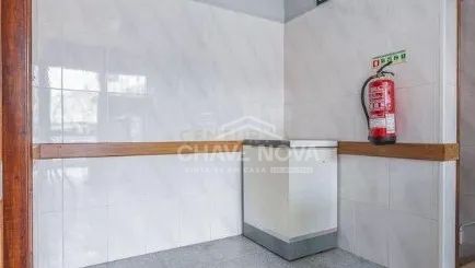 Loja de Rua com 2 Montras | Benfica | Ideal para Comércio ou Investimento - 3