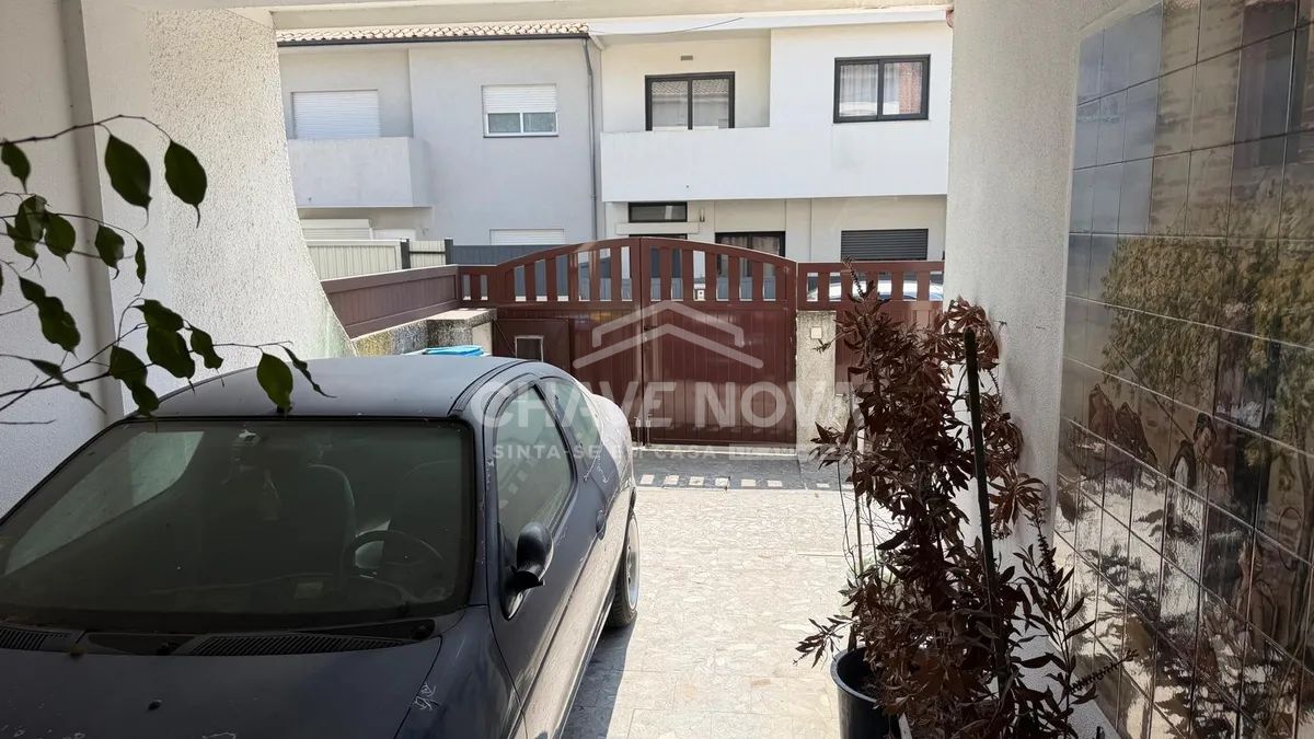 Exclusive 4-Bedroom Villa with Independent Attic in Vila Nova de Gaia - 2