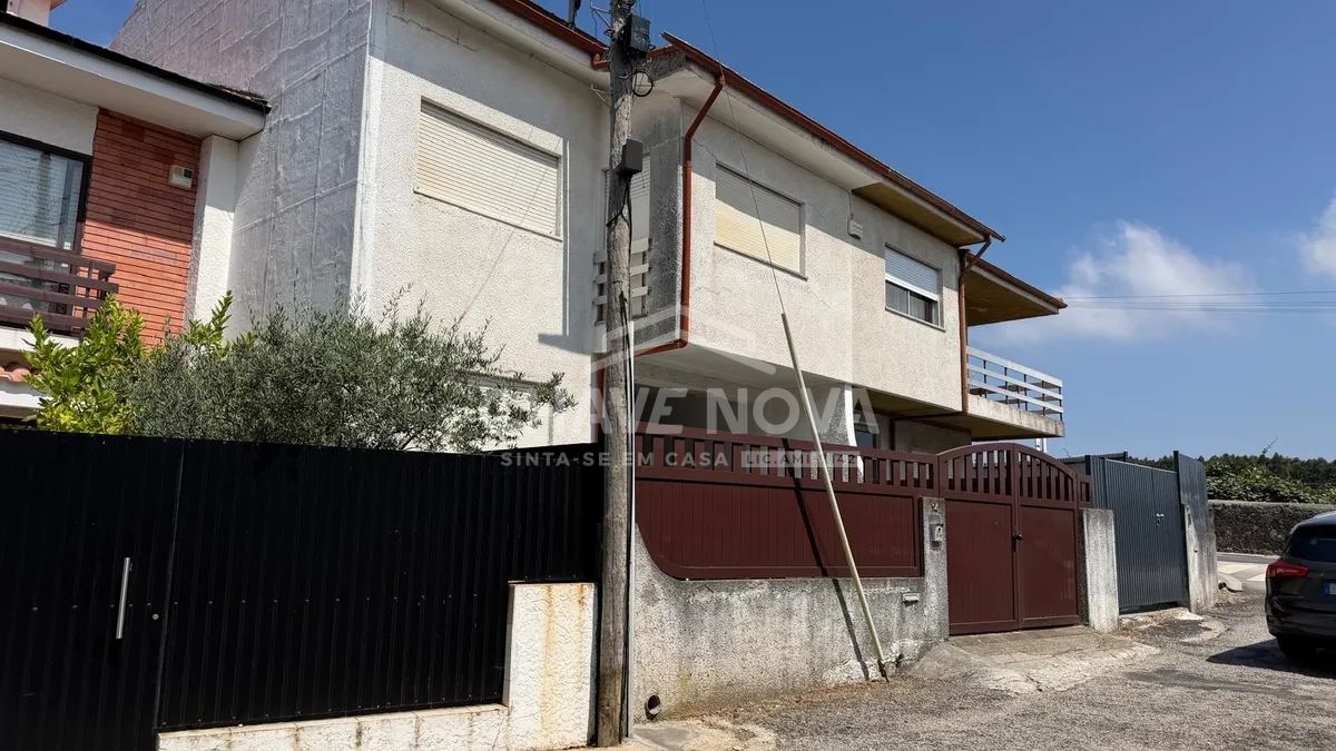 Exclusive 4-Bedroom Villa with Independent Attic in Vila Nova de Gaia - 3
