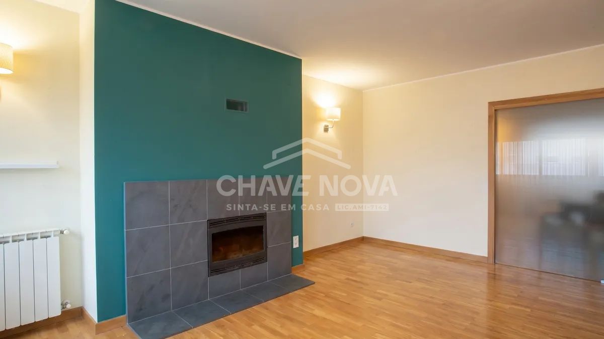 Excelente T4 em Santa Marinha | Áreas Generosas | Suite com Closet | Garagem para 2 Viaturas
