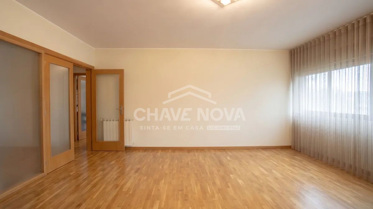 Excelente T4 em Santa Marinha | Áreas Generosas | Suite com Closet | Garagem para 2 Viaturas - 3