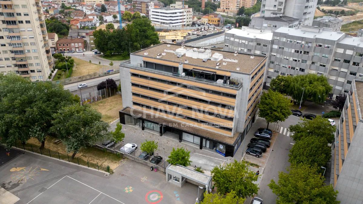Apartamento T4 c/ Garagem para 2 Viaturas em Santa Marinha (Devesas)