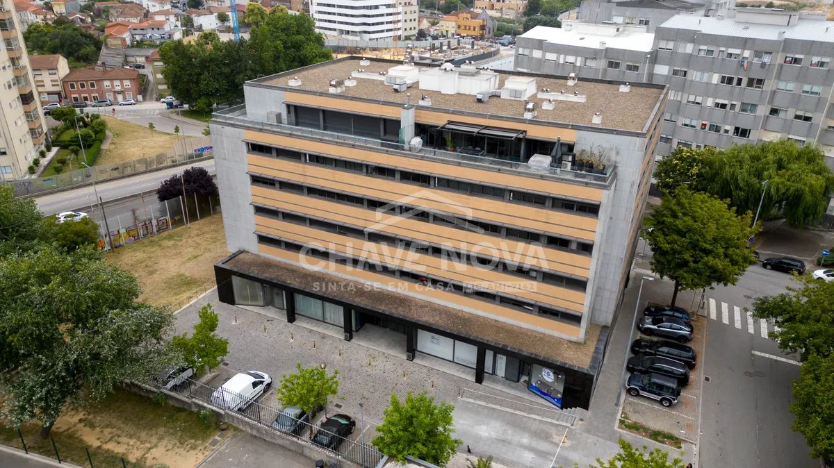 Apartamento T4 c/ Garagem para 2 Viaturas em Santa Marinha (Devesas)