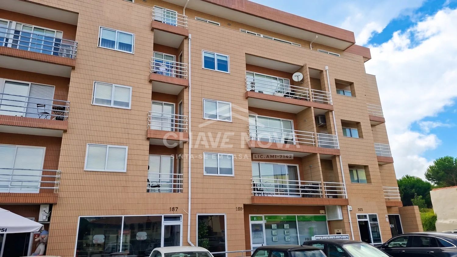 Apartamento T3 com Garagem Fechada – Excelente Localização em Valadares, Gaia - 2
