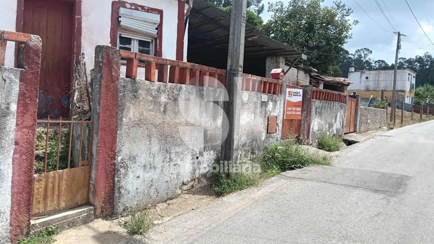 Casa com terreno para recuperar