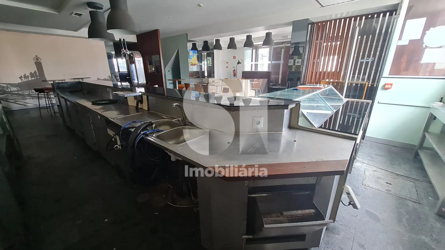 Arrenda-se Espaço Comercial em Laúndos - 3
