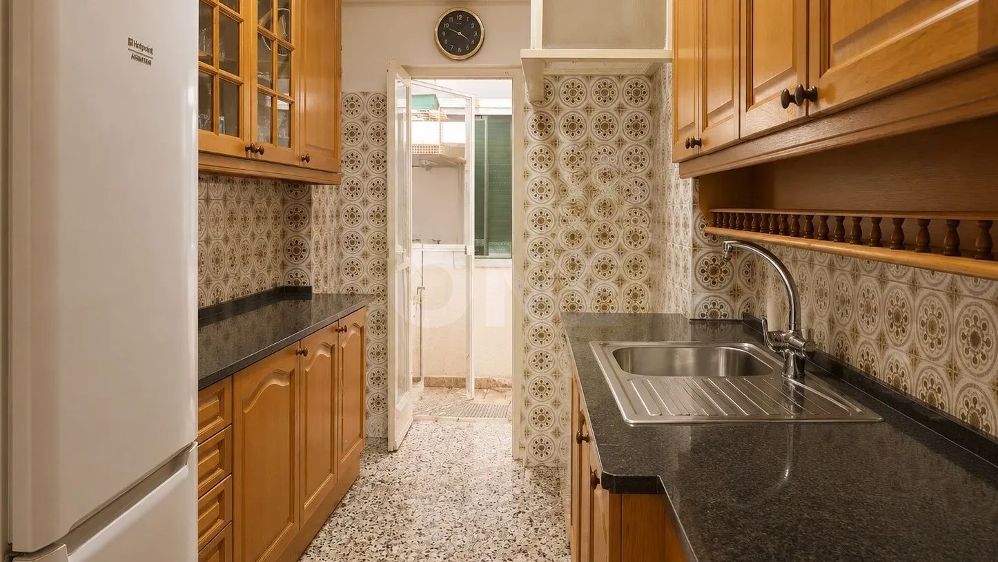 Benfica - T3 Apartment with Balconies, Storage Room and Shared Garage