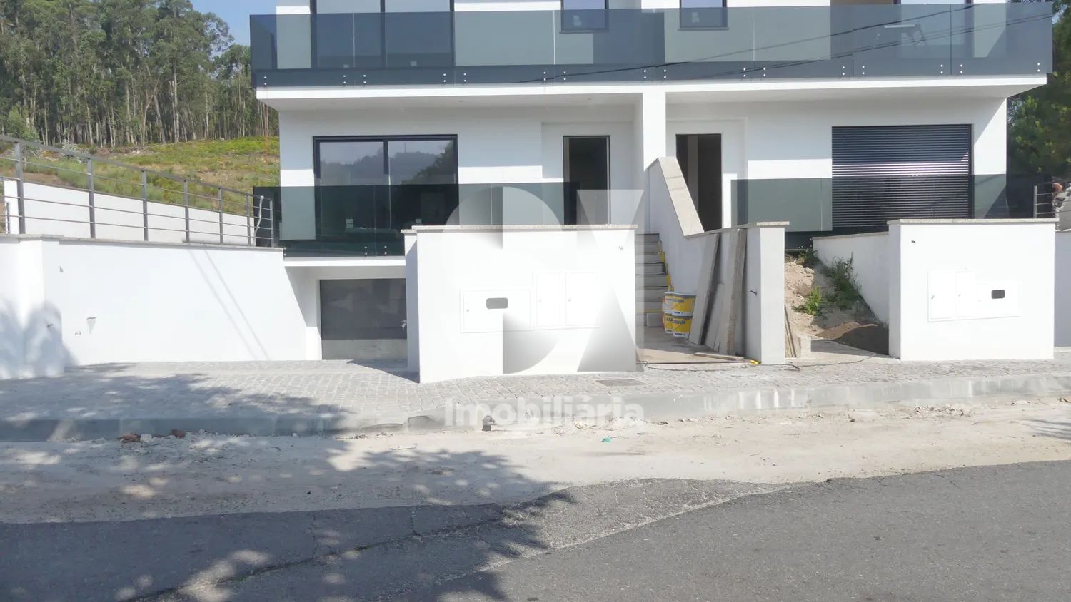 Moradias V3 com Acabamentos de Luxo e 3 Pisos
