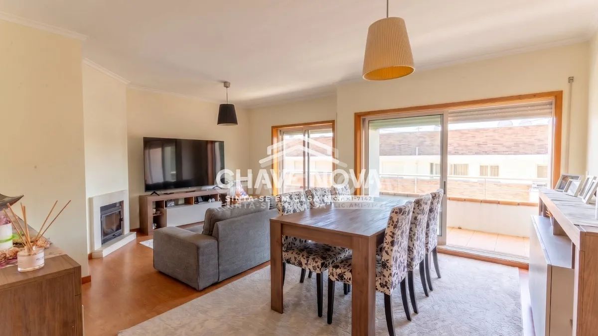 Apartamento T2, em Pedroso, com duas varandas, garagem e arrumos