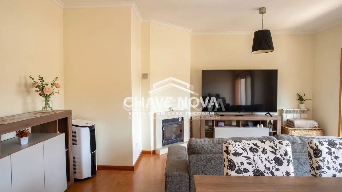 Apartamento T2, em Pedroso, com duas varandas, garagem e arrumos - 2