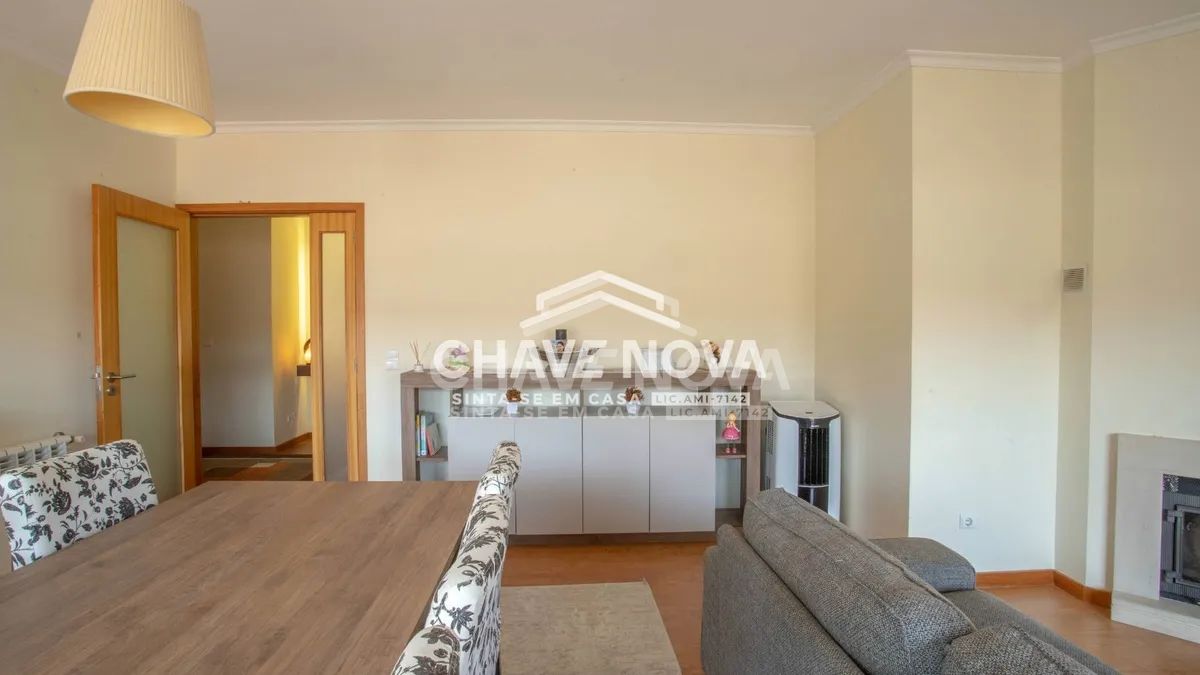 Apartamento T2, em Pedroso, com duas varandas, garagem e arrumos - 3