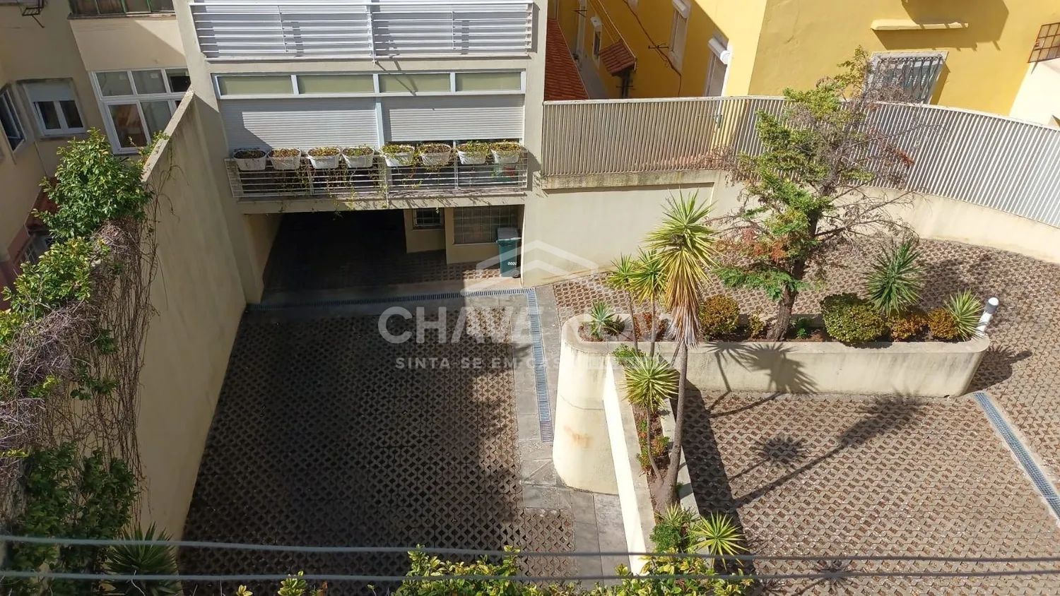 Apartamento T2 Remodelado com Varanda para Arrendamento na Estrela