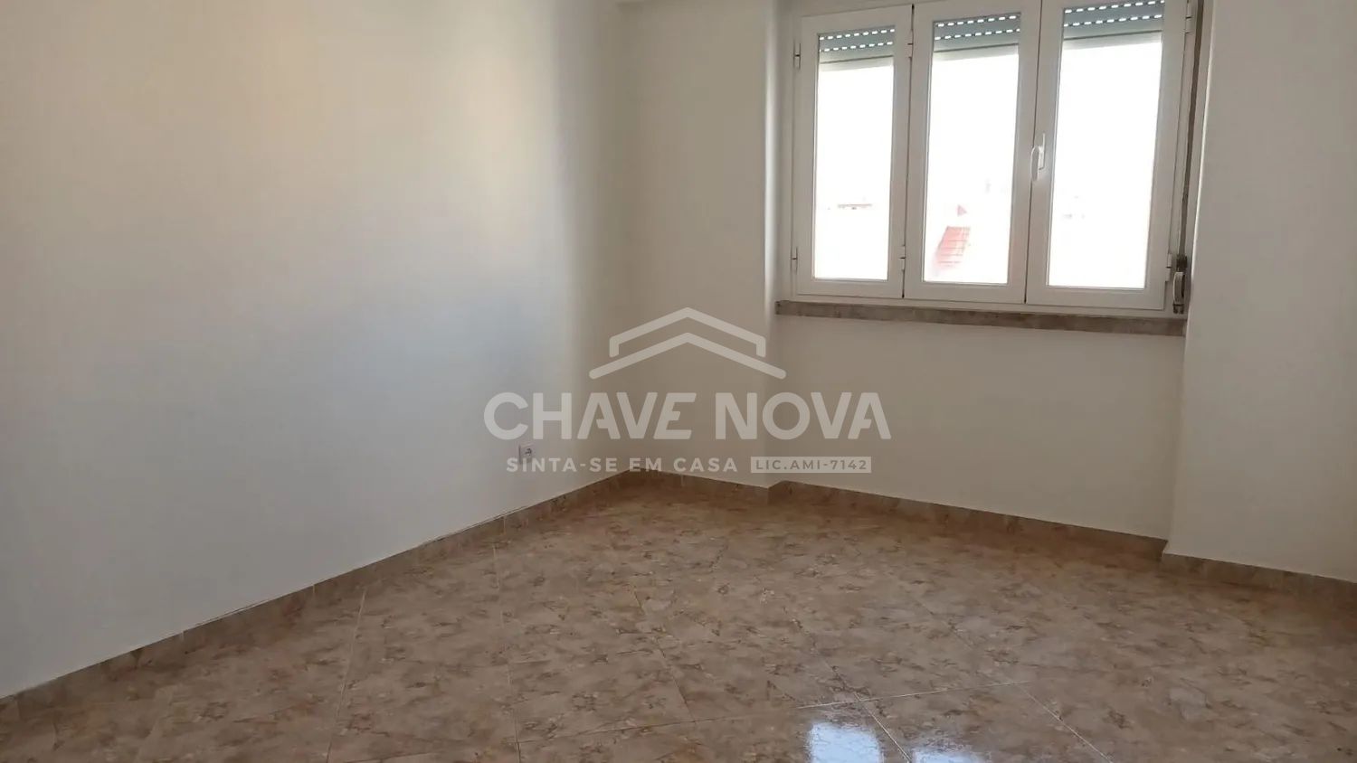 Apartamento T2 Remodelado com Varanda para Arrendamento na Estrela - 2
