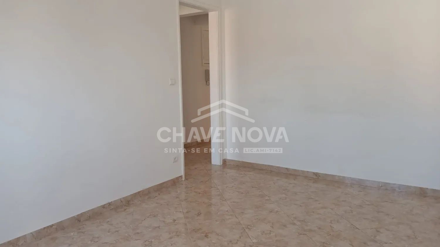 Apartamento T2 Remodelado com Varanda para Arrendamento na Estrela - 3