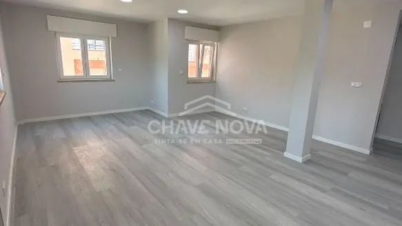 T2 totalmente remodelado em Corroios - 3