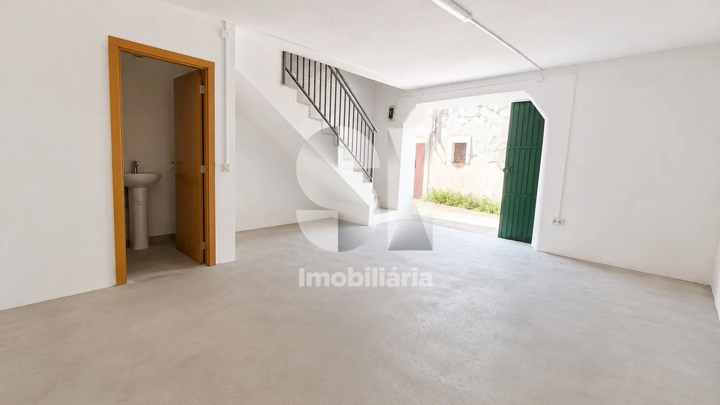 Armazém/Garagem para Arrendamento | Sargento-Mor | 150€ - 2
