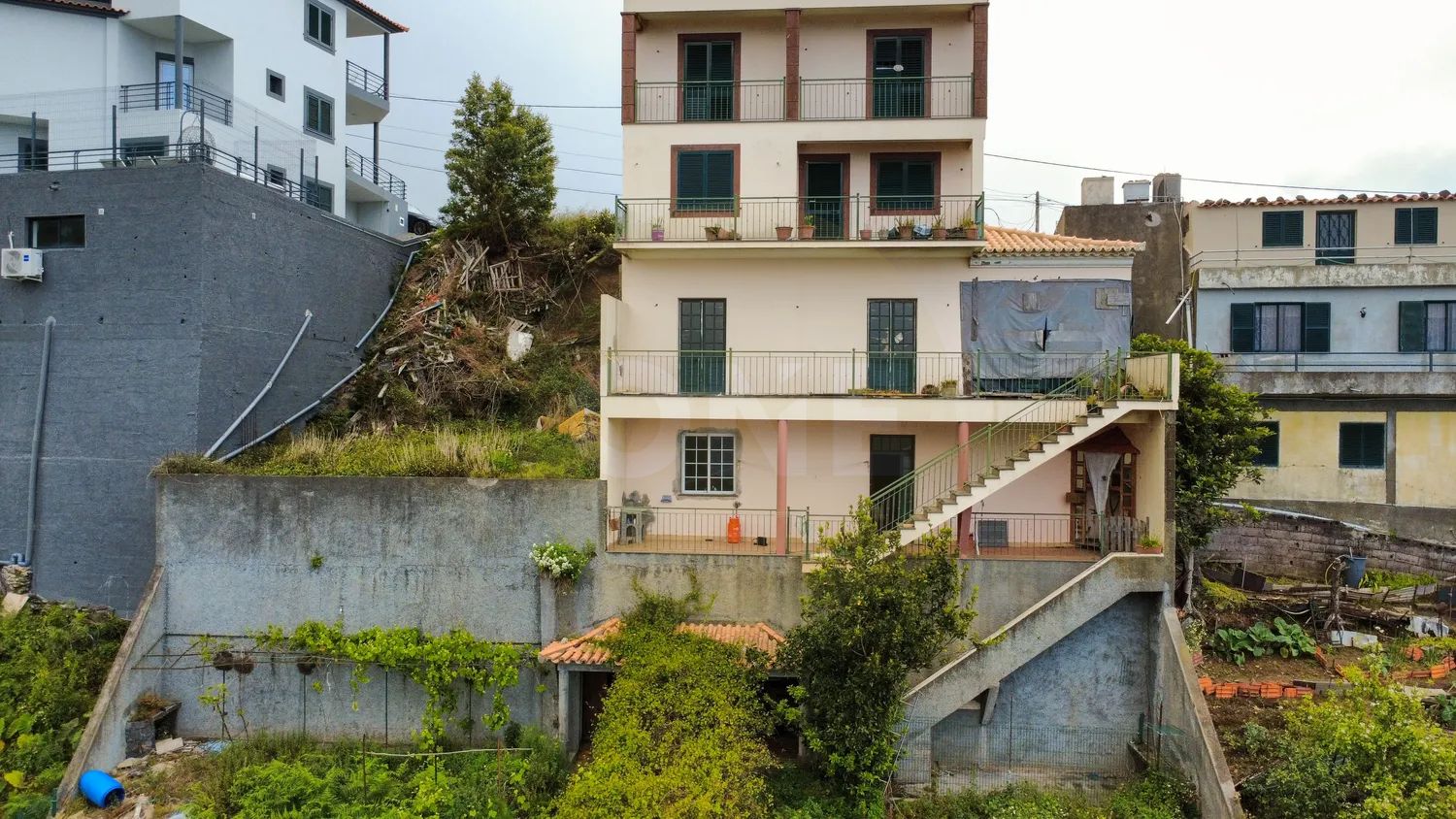 Moradia T4 na Quinta Grande com terreno de 1652 m2