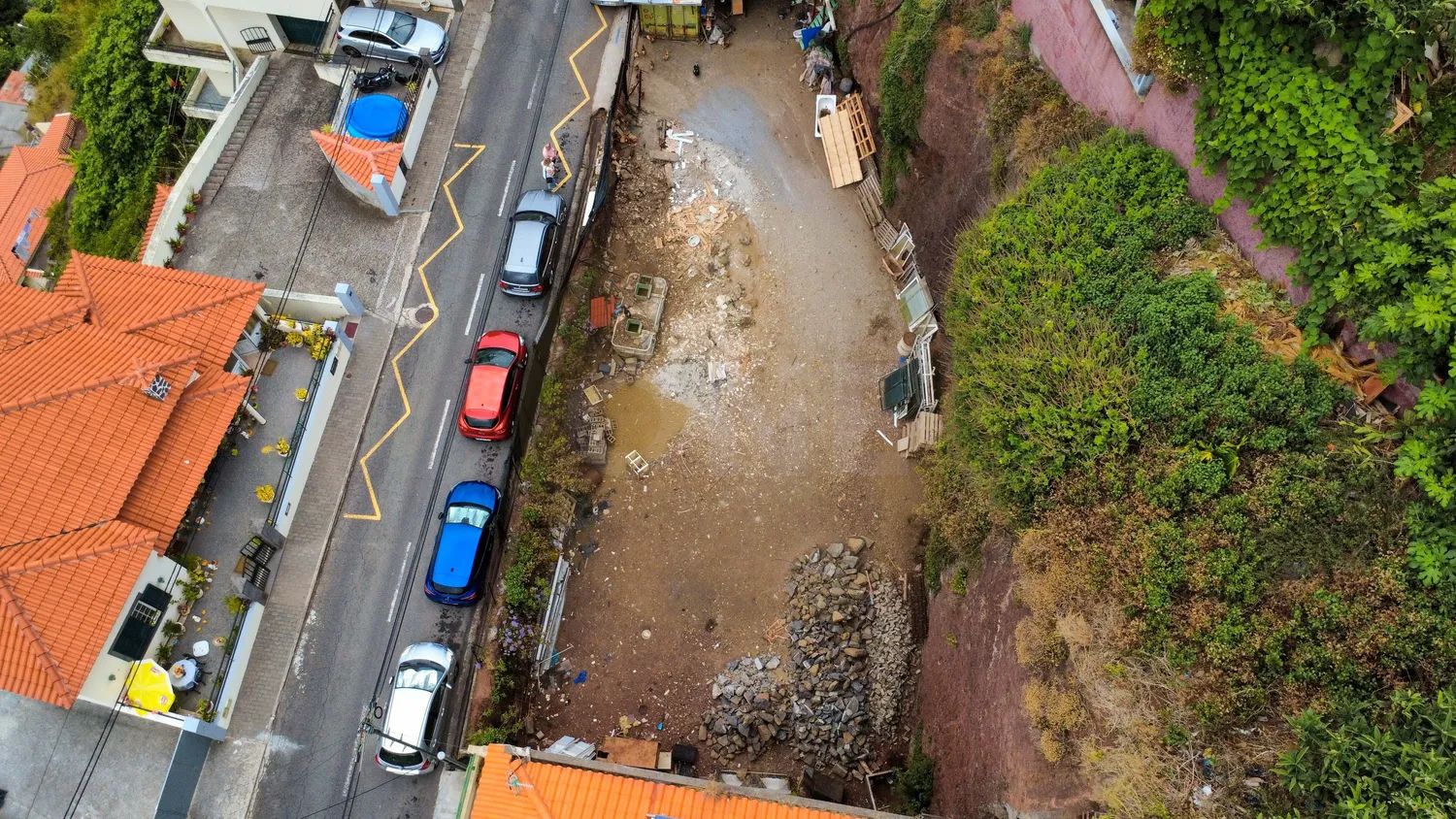 Terreno com 598 m² e projeto para 3 apartamentos em Câmara de Lobos