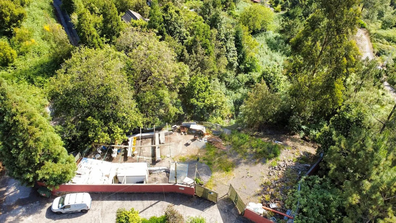 Terreno com 910 m² e projeto aprovado para dois T1 em São Vicente