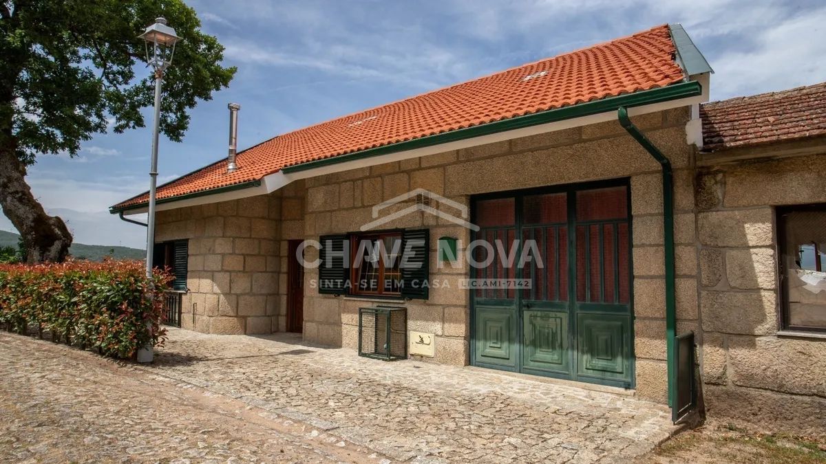 Moradia T5 com Jardim e Vistas Desafogadas para o Rio