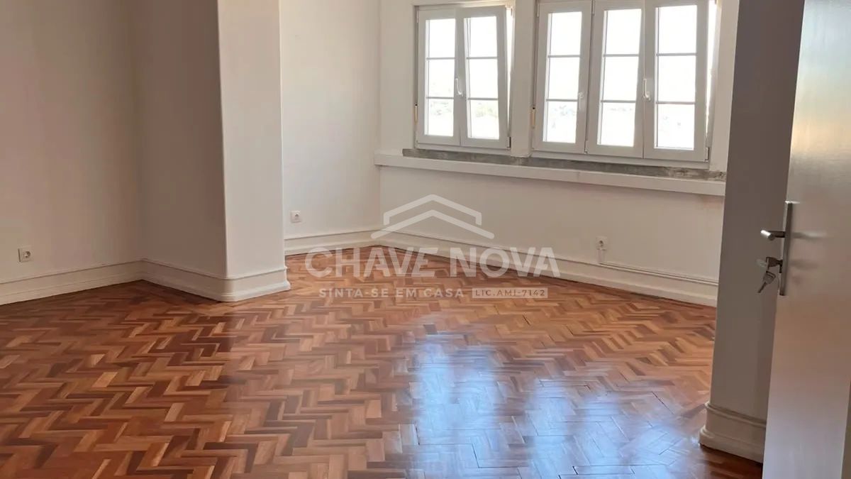 Apartamento T4 Remodelado para Arrendamento em Campolide