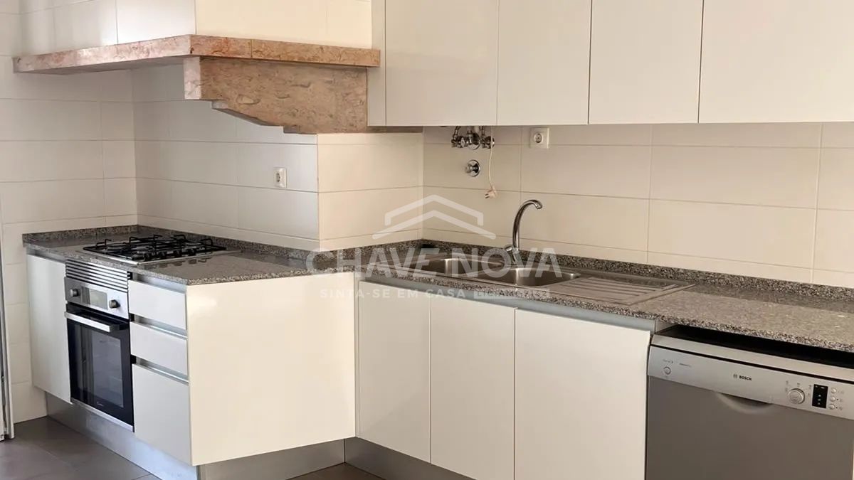 Apartamento T4 Remodelado para Arrendamento em Campolide - 2