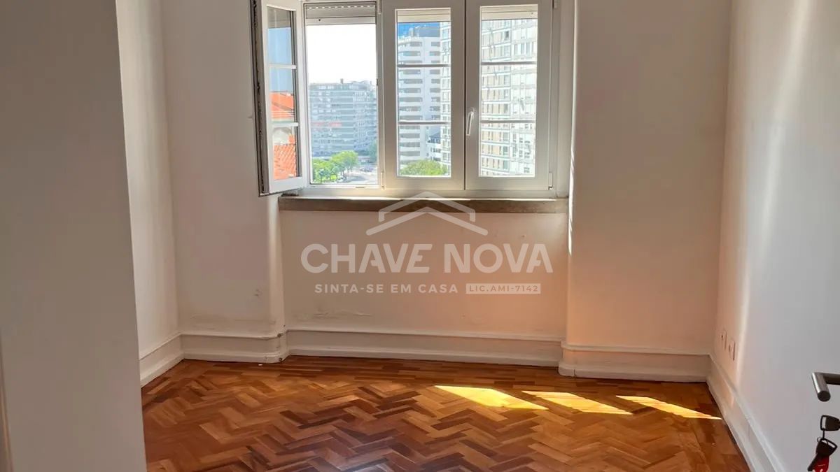 Apartamento T4 Remodelado para Arrendamento em Campolide - 3