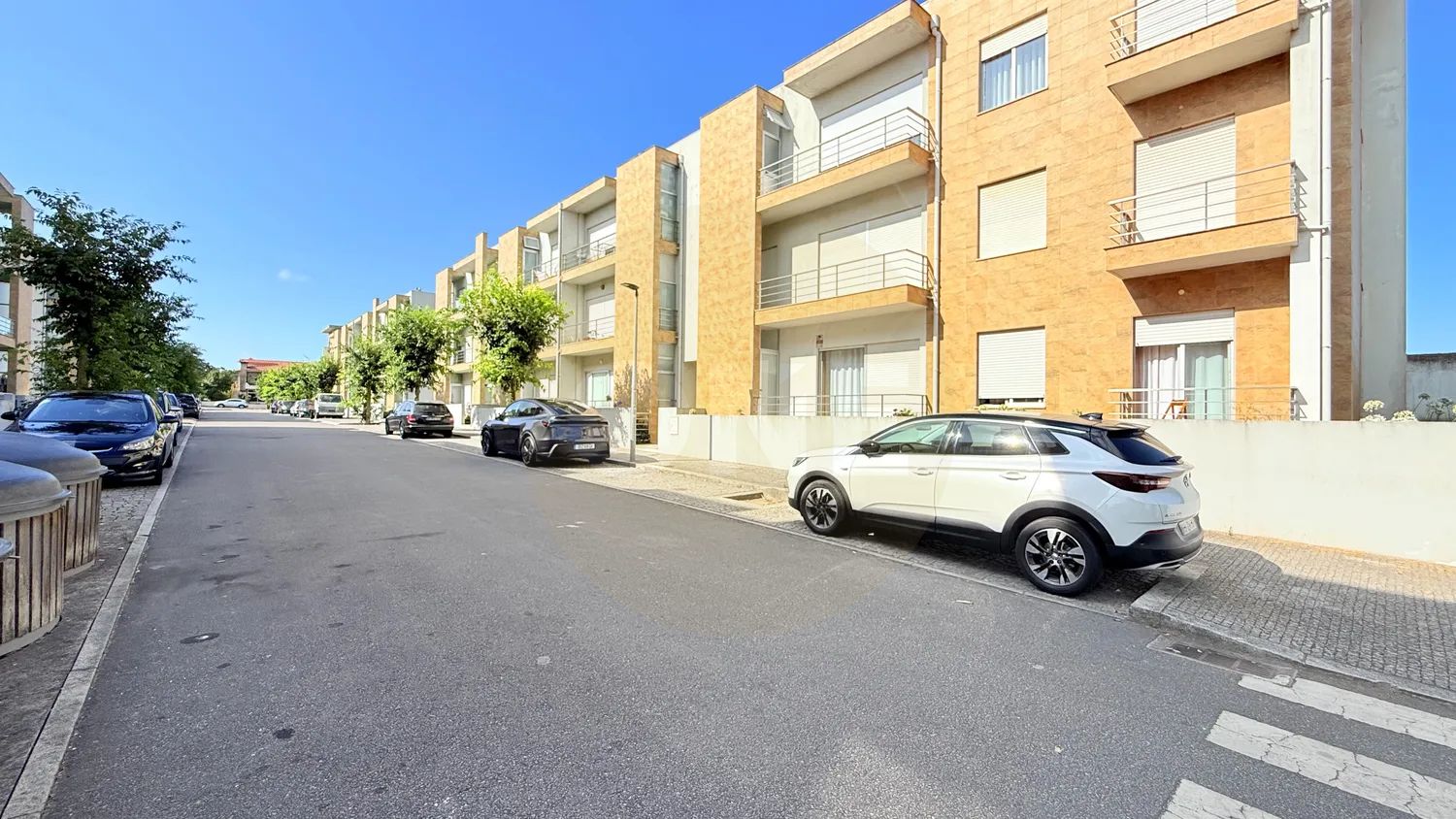 ApartamentoT2 em Árvore Excelentes Áreas Garagem Fechada para 2 Carros