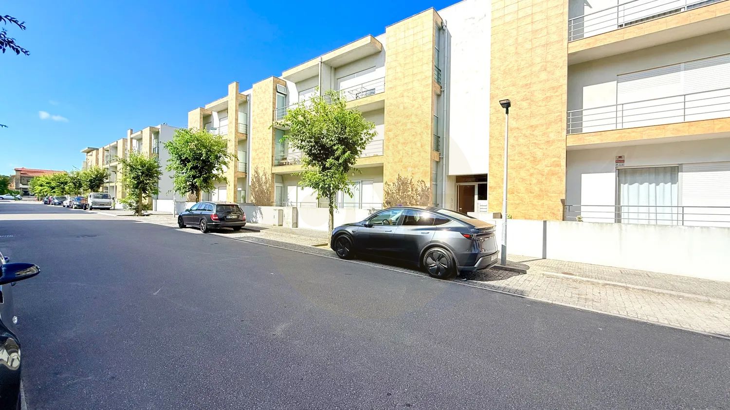 ApartamentoT2 em Árvore Excelentes Áreas Garagem Fechada para 2 Carros - 2