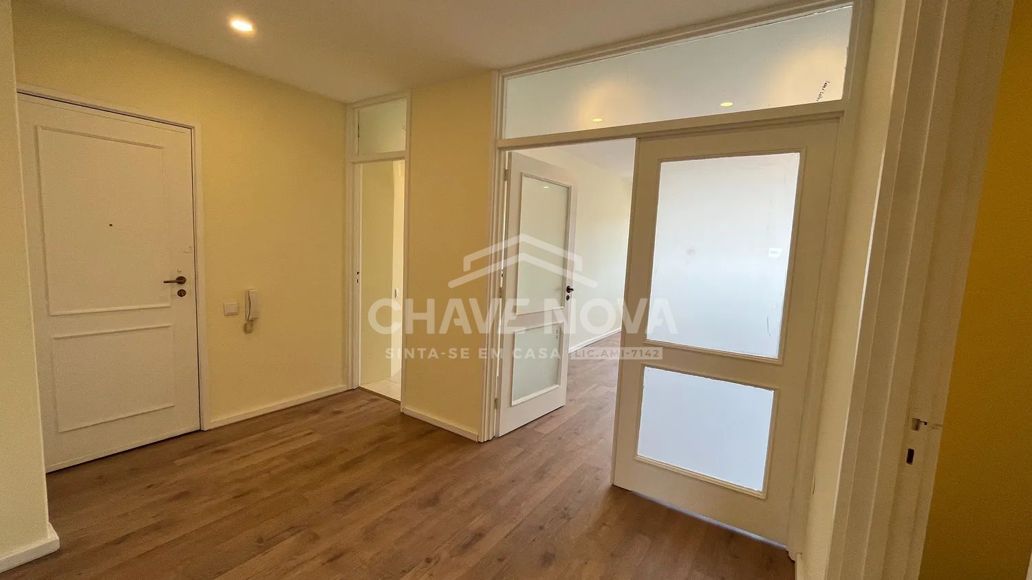 Apartamento T3+1 com Varanda e Garagem em Oliveira do Douro, Vila Nova de Gaia - 3