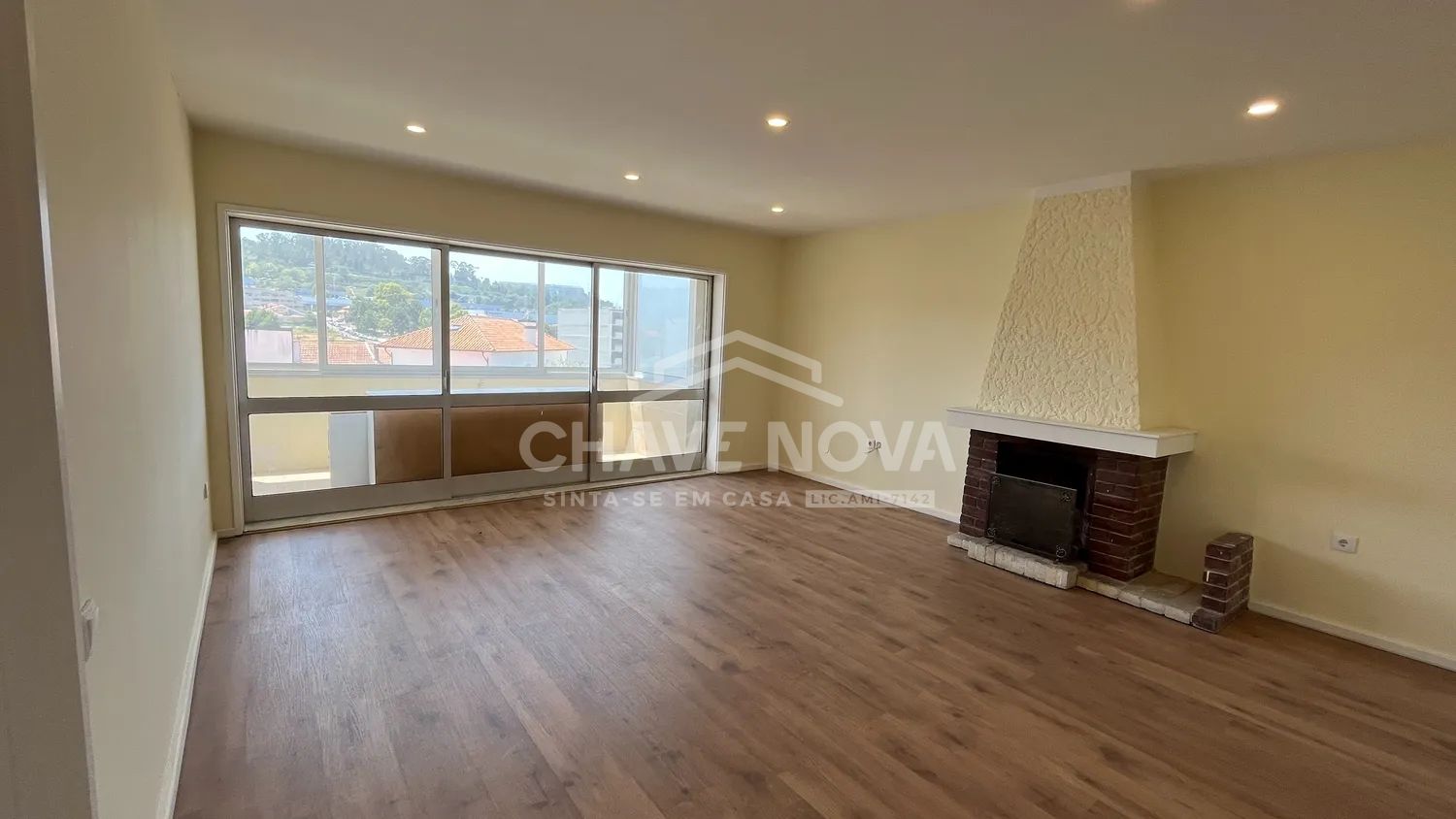 Apartamento T3+1 com Varanda e Garagem em Oliveira do Douro, Vila Nova de Gaia