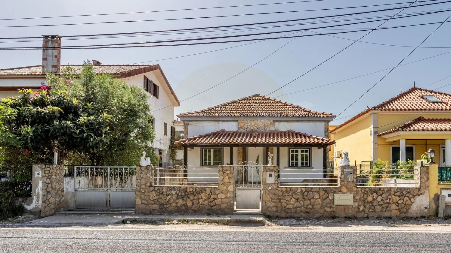 Moradia T3 para recuperação em Guerreiros, Loures — lote de 360 m²