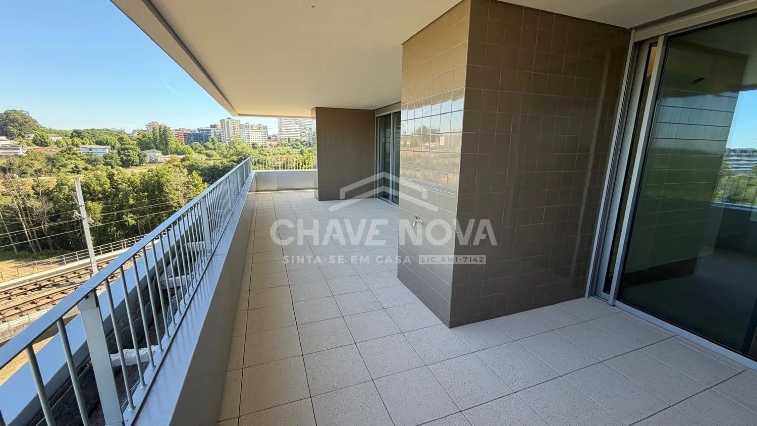  T4 com 241 m², Varandas Amplas e 3 Lugares de Garagem no Verde Vale  - 2