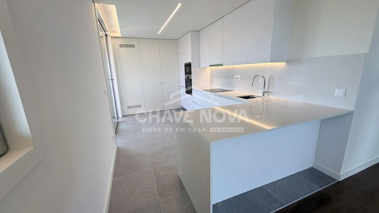  T4 com 241 m², Varandas Amplas e 3 Lugares de Garagem no Verde Vale  - 3