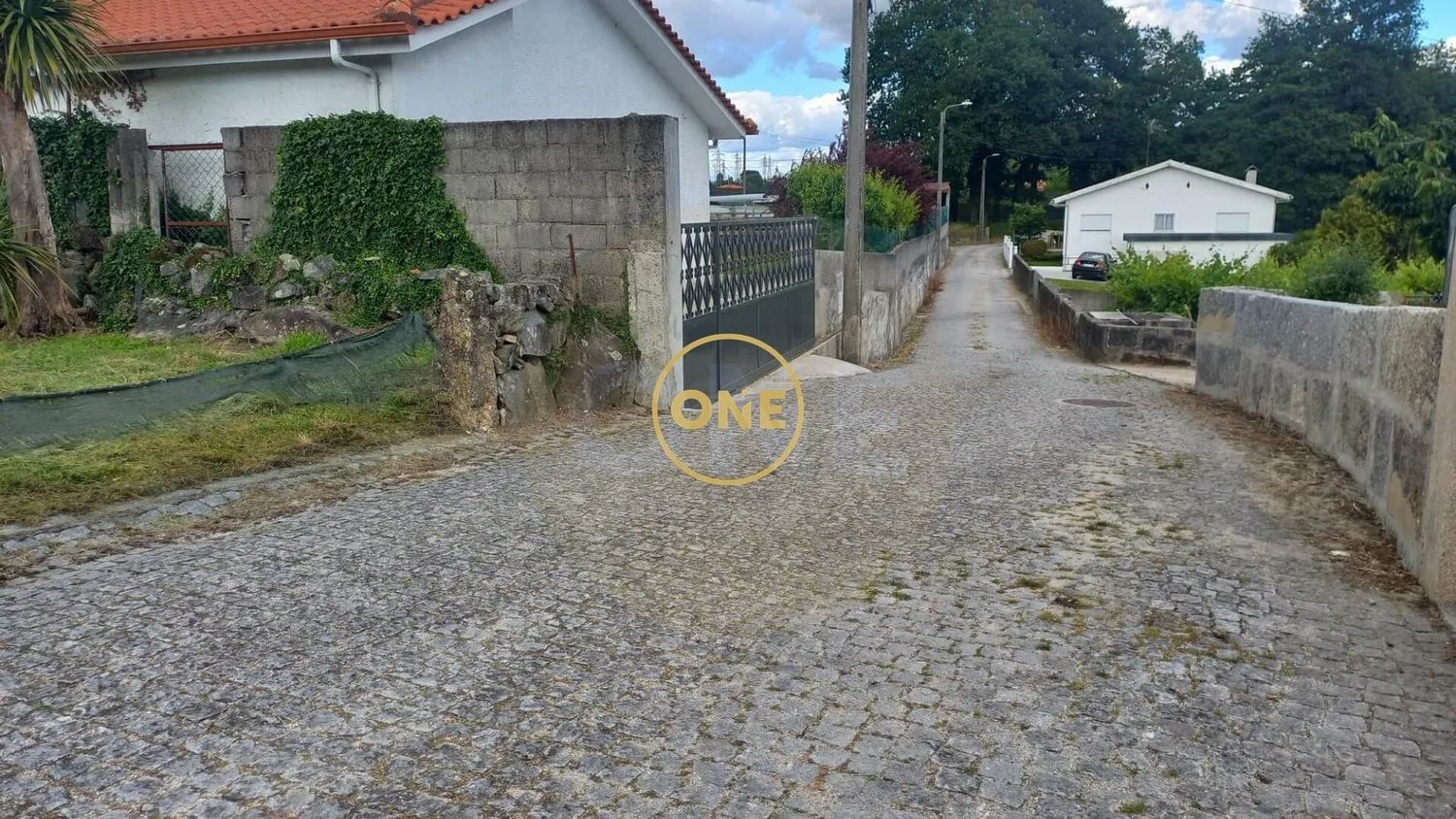 Terreno rústico com viabilidade de construção de moradia unifamiliar.