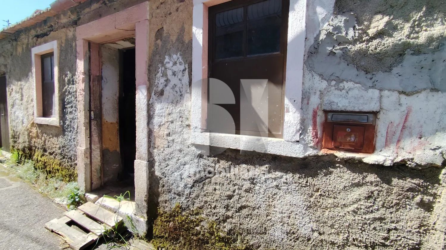 Ruína tradicional em pedra com potencial para reconstrução