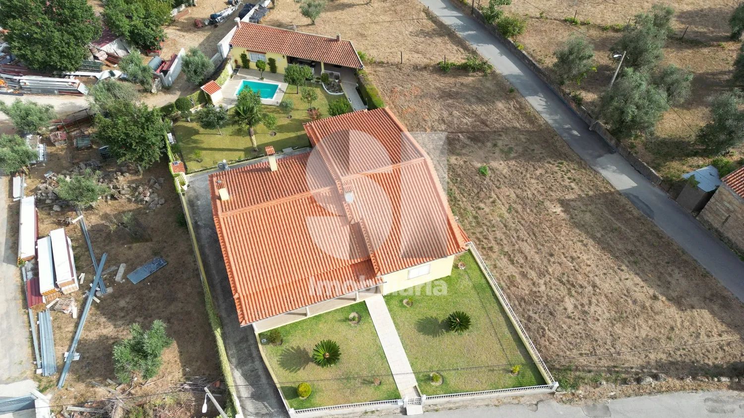 3-Bedroom Villa with Double Garage, Pool, Garden and Borehole - Tábua - 2